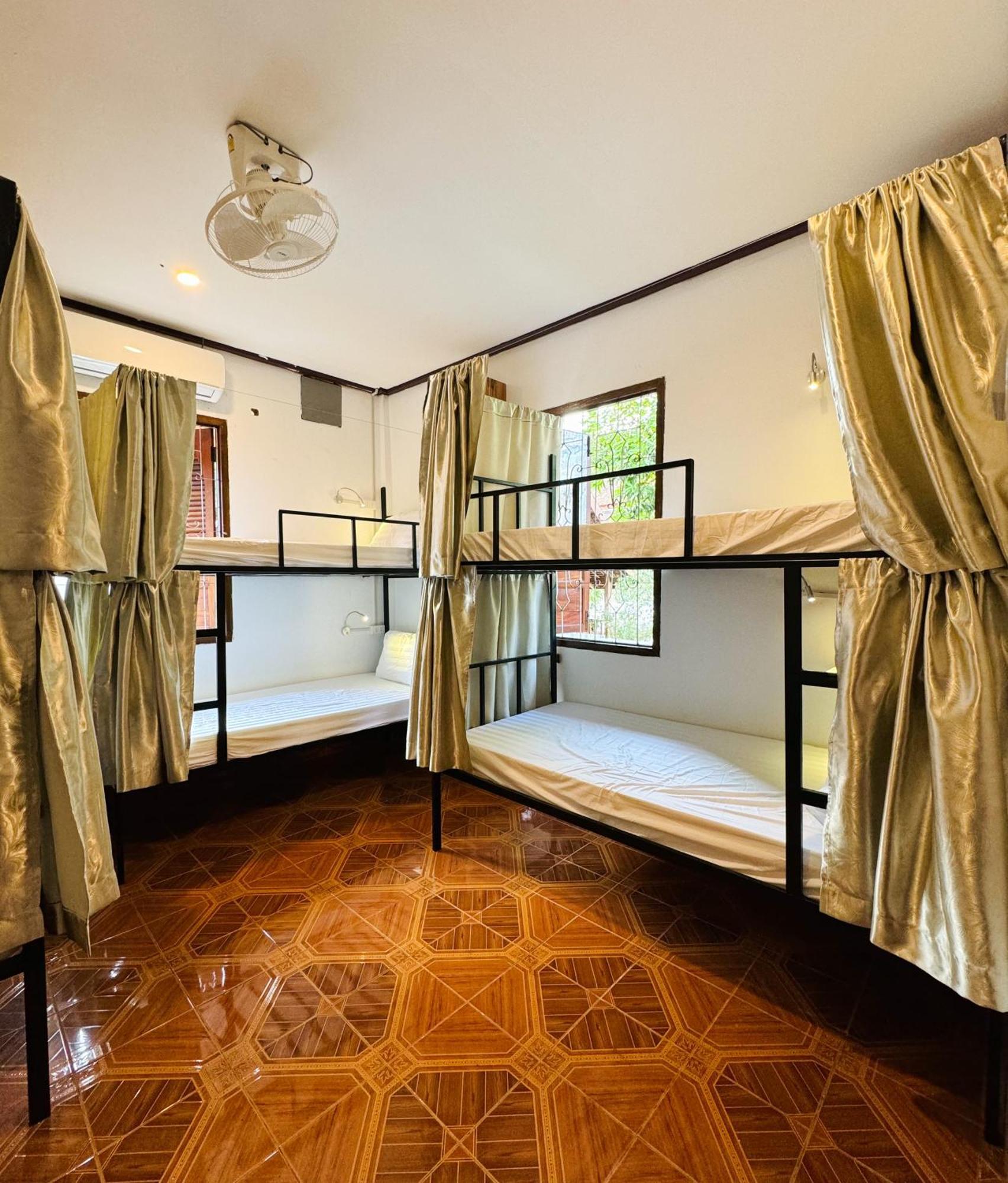 Sabai Sabai Backpackers Hostel Луанґпхабанґ Екстер'єр фото