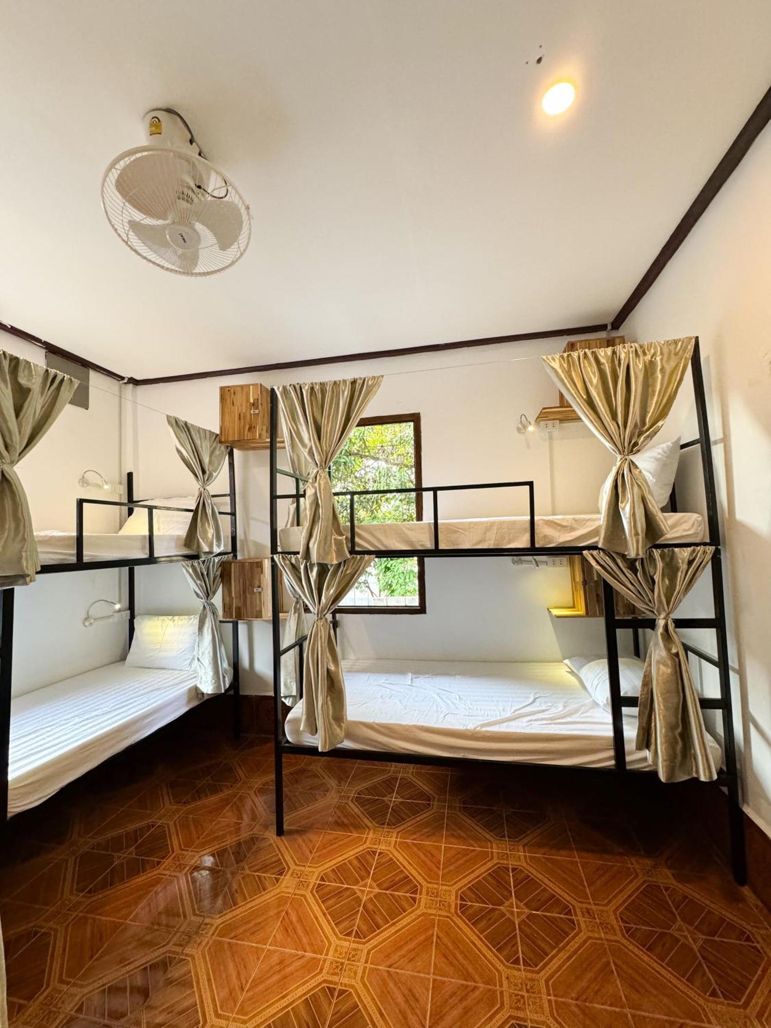 Sabai Sabai Backpackers Hostel Луанґпхабанґ Екстер'єр фото
