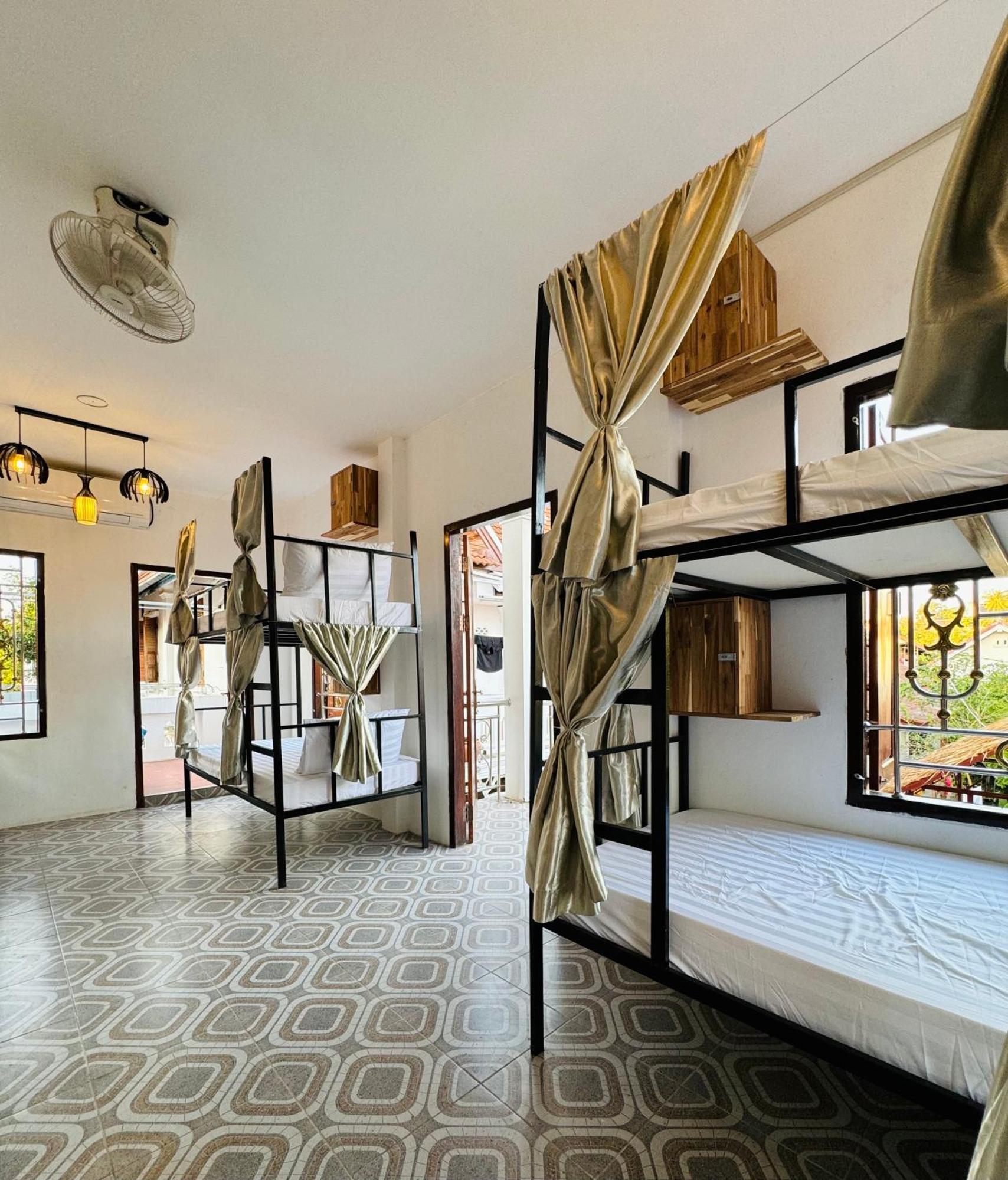 Sabai Sabai Backpackers Hostel Луанґпхабанґ Екстер'єр фото